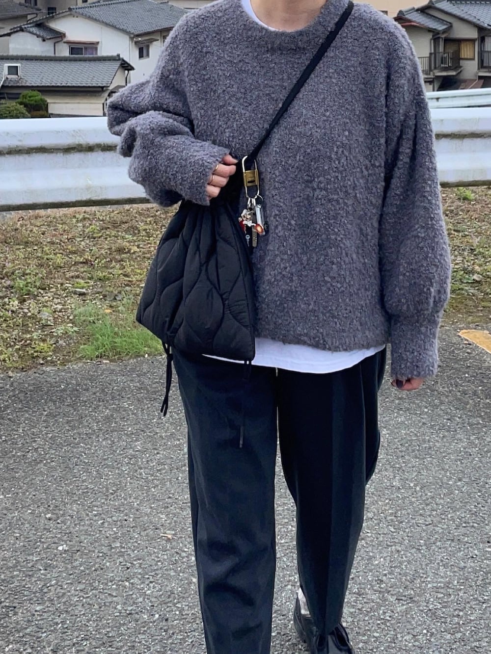 パープル系のカーディガン/ボレロを着用したレディースの冬コーディネートの2枚目の写真