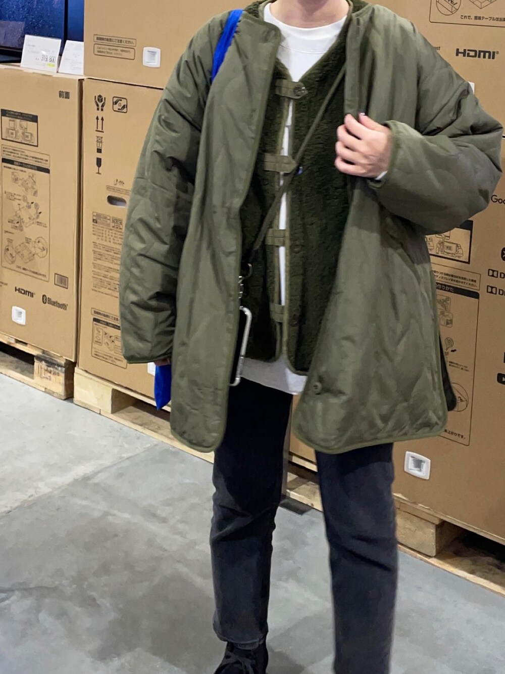 グリーン系のその他アウター、ブラック系のその他アウターを着用したレディースの冬コーディネートの3枚目の写真