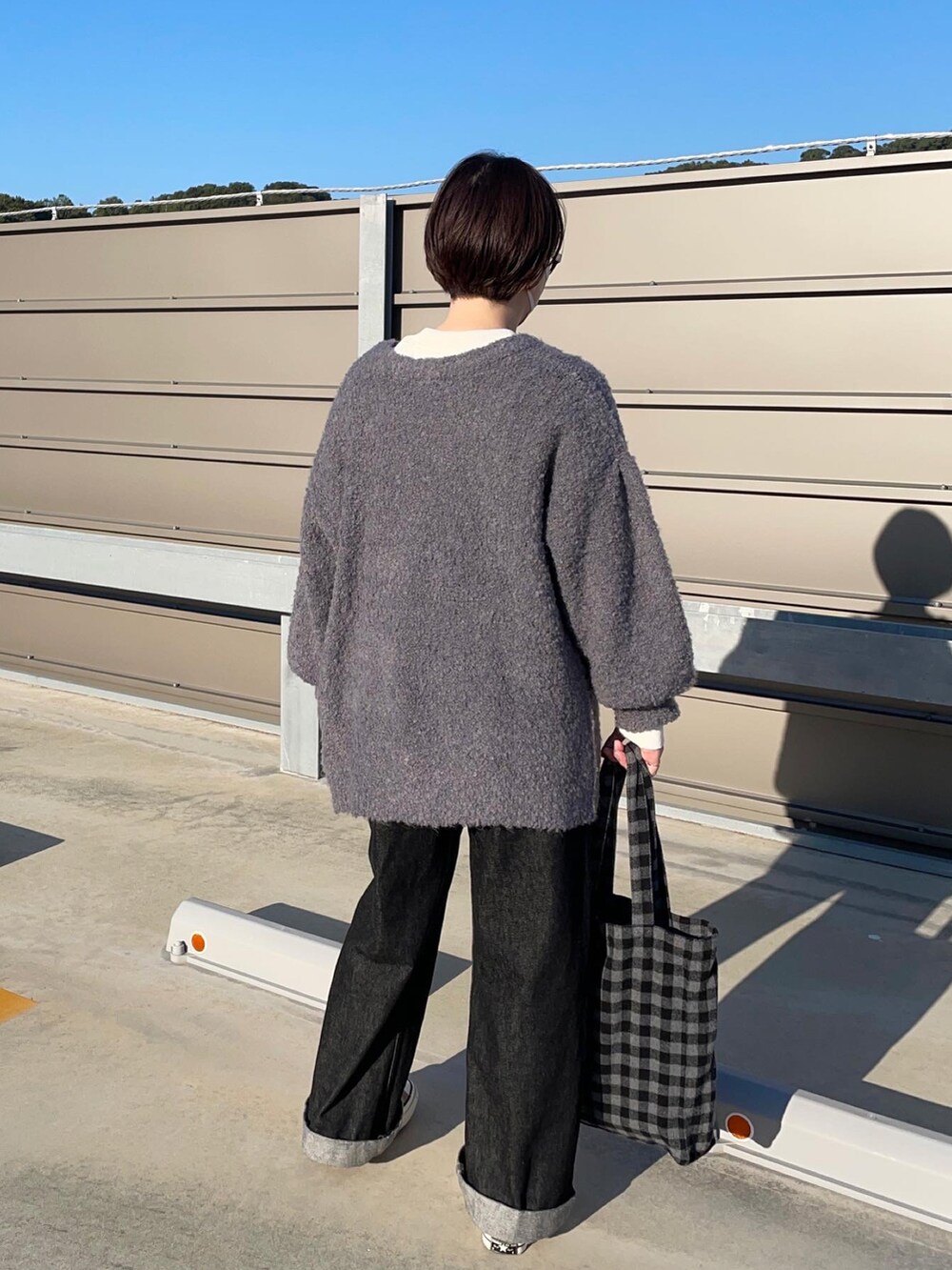 パープル系のカーディガン/ボレロを着用したレディースの秋コーディネートの2枚目の写真