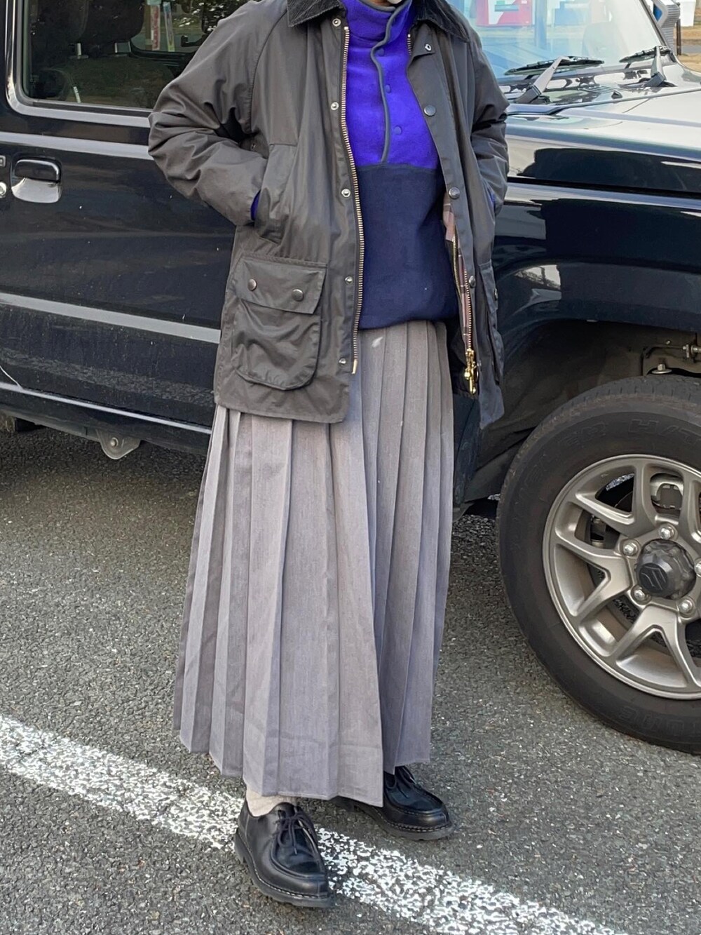 グレー系のスカートを着用したレディースの冬コーディネートの3枚目の写真