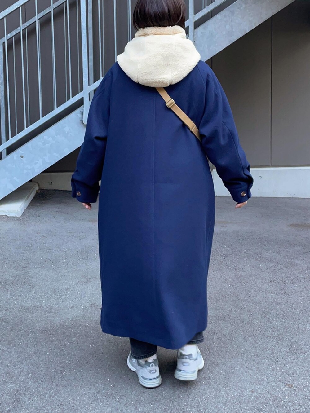 ブルー系のダッフルコート、グレー系のスニーカーを着用したレディースの秋コーディネートの2枚目の写真