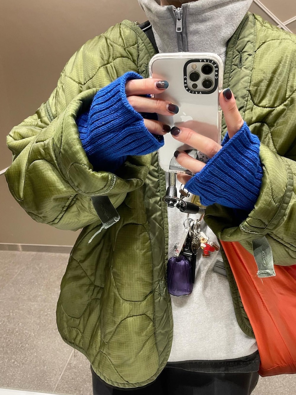 グレー系のその他トップス、ブルー系の手袋を着用したレディースの冬コーディネートの2枚目の写真