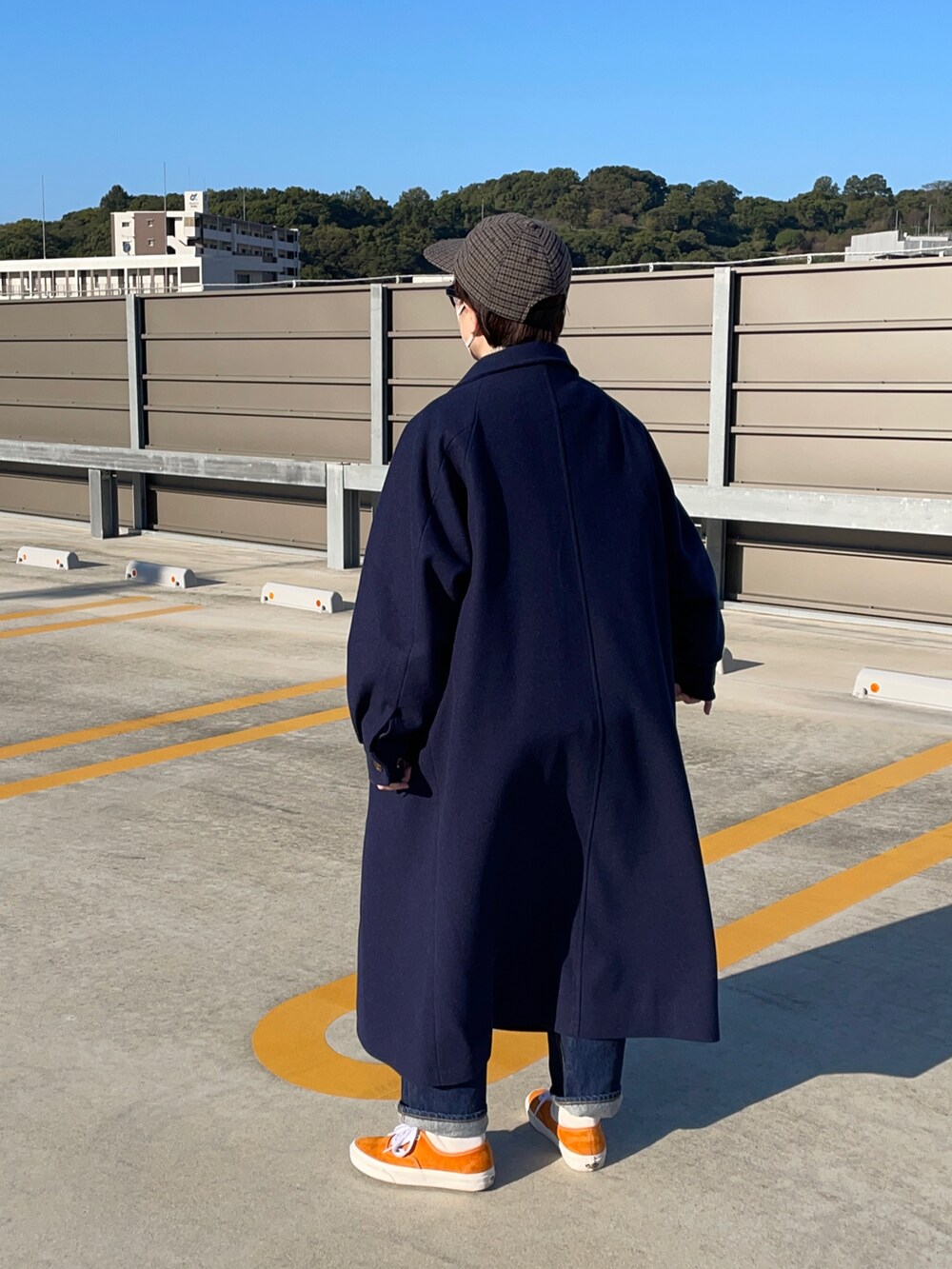 「カジュアル、秋冬コーデ、シンプルスタイル、ゆるコーデ、シンプルコーデ、ダッフルコート、ネイビーコーデ、コート、おしゃれさんと繋がりたい」｜「forksy.の【forksy.】メルトンチンストラップ付オーバーサイズダッフルコート（ダッフルコート、ブルー系）」を使った、hirokoさん（レディース・160cm）の秋コーディネートの3枚目の写真