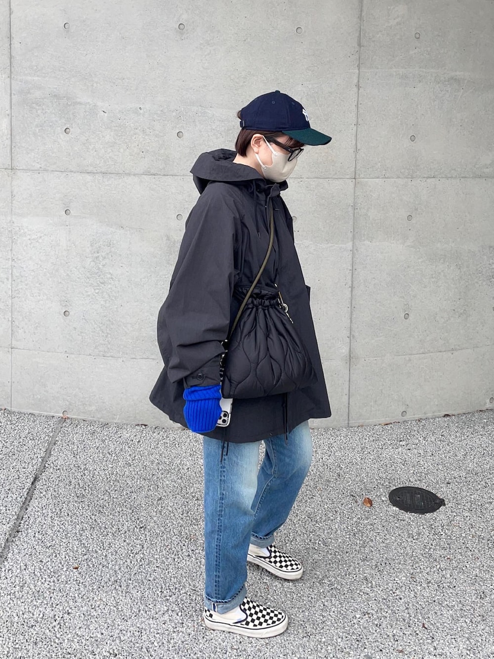 グレー系のジャケット/アウター、ホワイト系のスニーカー、ブルー系のデニムパンツを着用したレディースの冬コーディネートの2枚目の写真