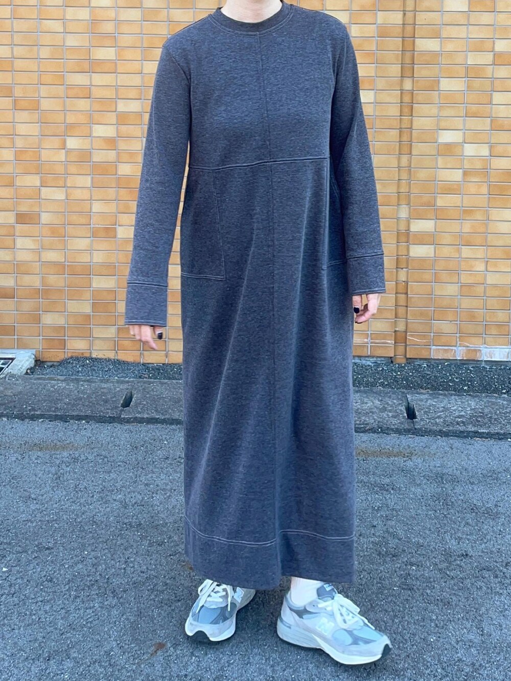 ブラック系のワンピースを着用したレディースの秋コーディネートの3枚目の写真