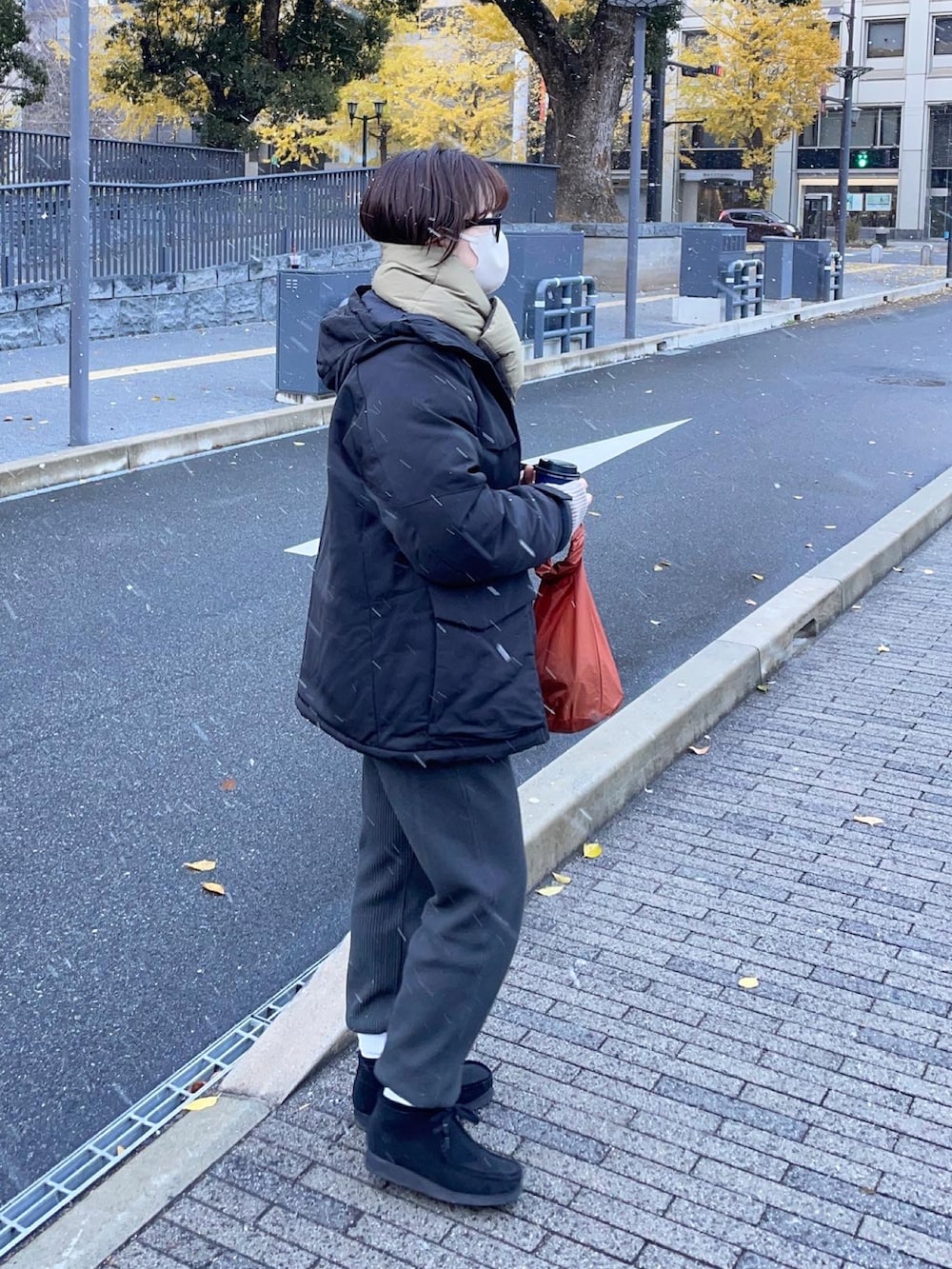 グレー系のその他パンツ、ブラック系のブーツを着用したレディースの冬コーディネートの3枚目の写真