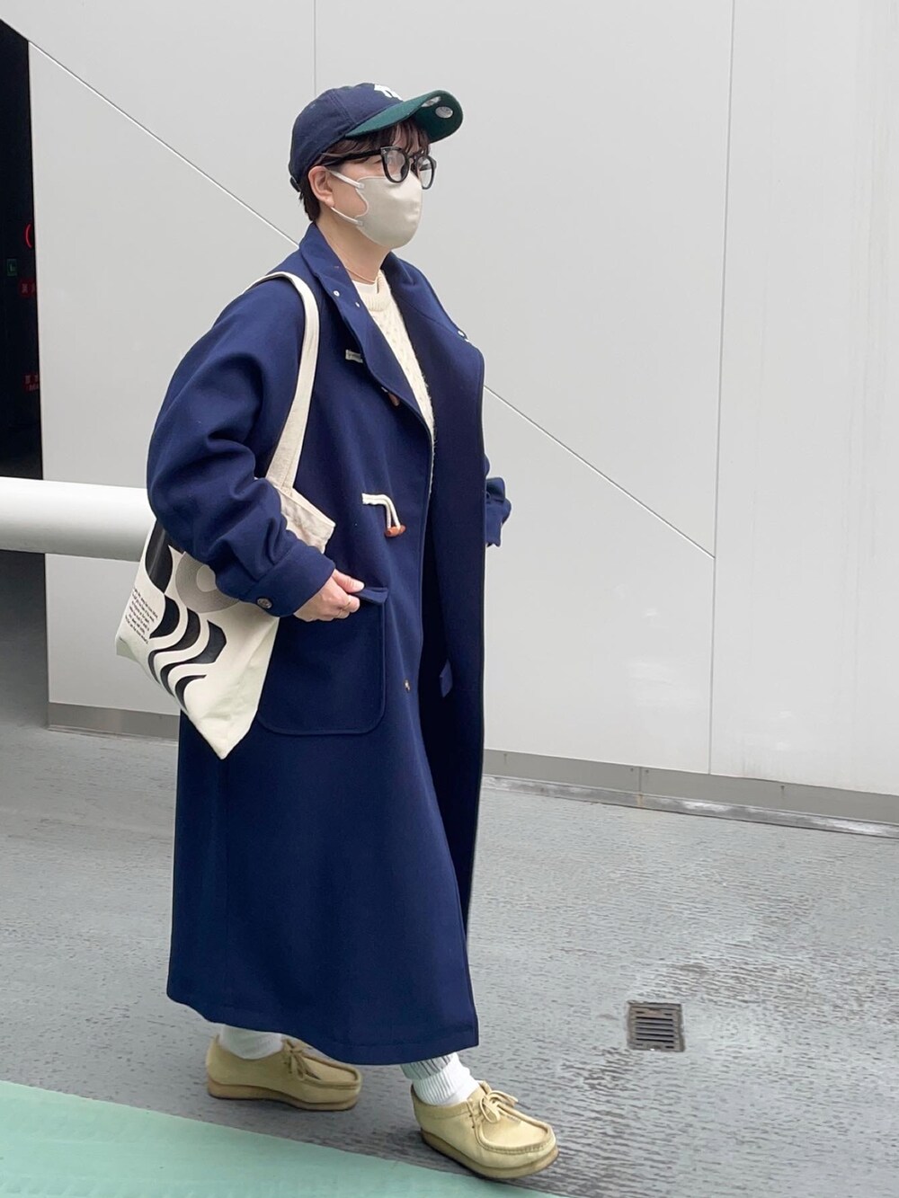 ブルー系のダッフルコート、ベージュ系のモカシン/デッキシューズを着用したレディースの秋コーディネートの2枚目の写真