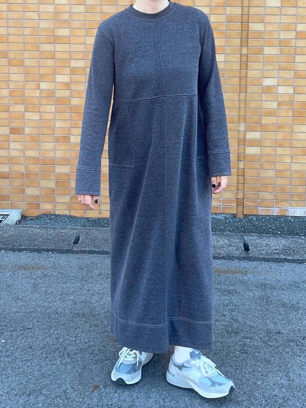 ブラック系のワンピースを着用したレディースの秋コーディネートの2枚目の写真