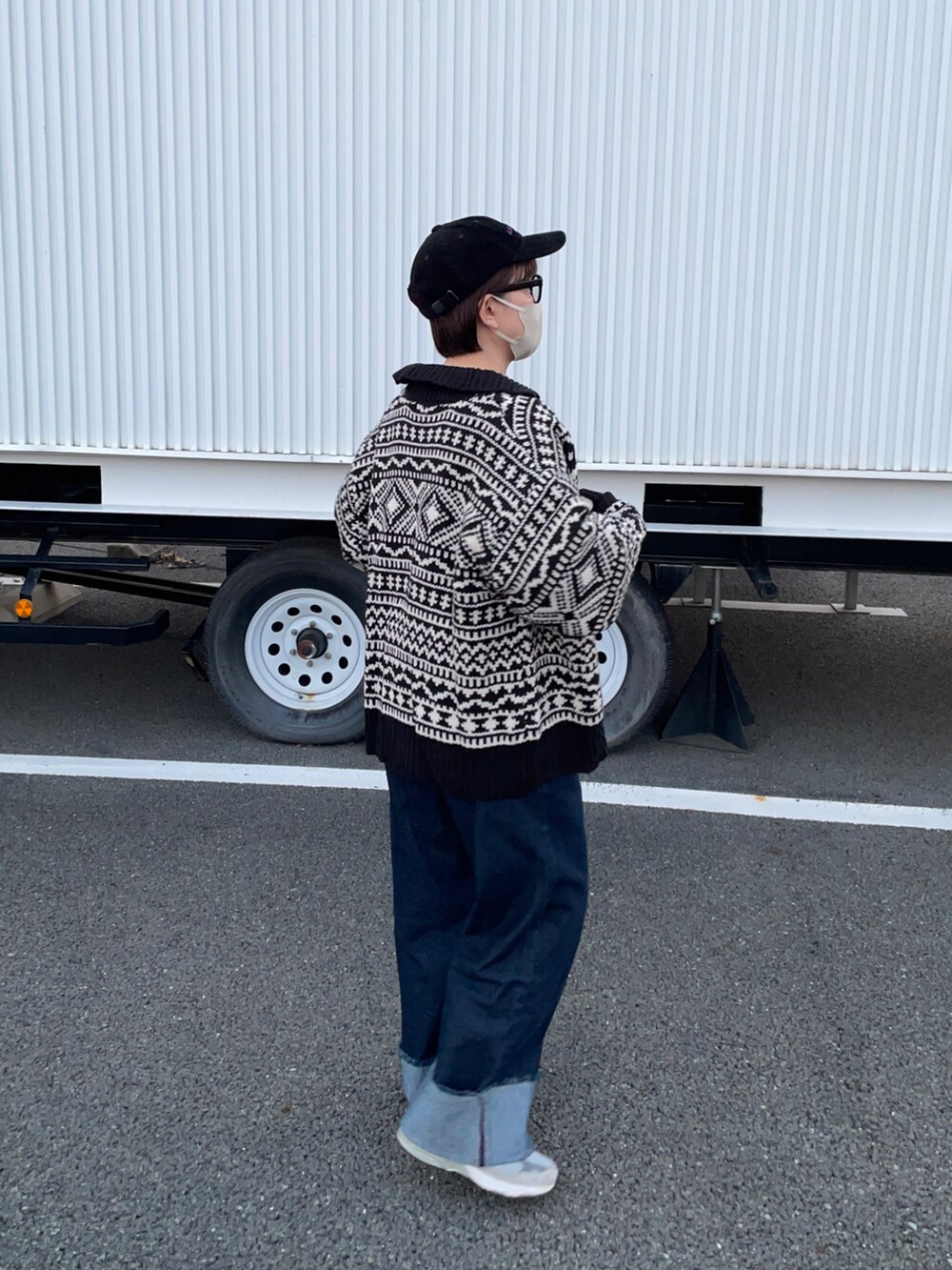 ブルー系のデニムパンツ、ブラック系のカーディガン/ボレロを着用したレディースの冬コーディネートの2枚目の写真