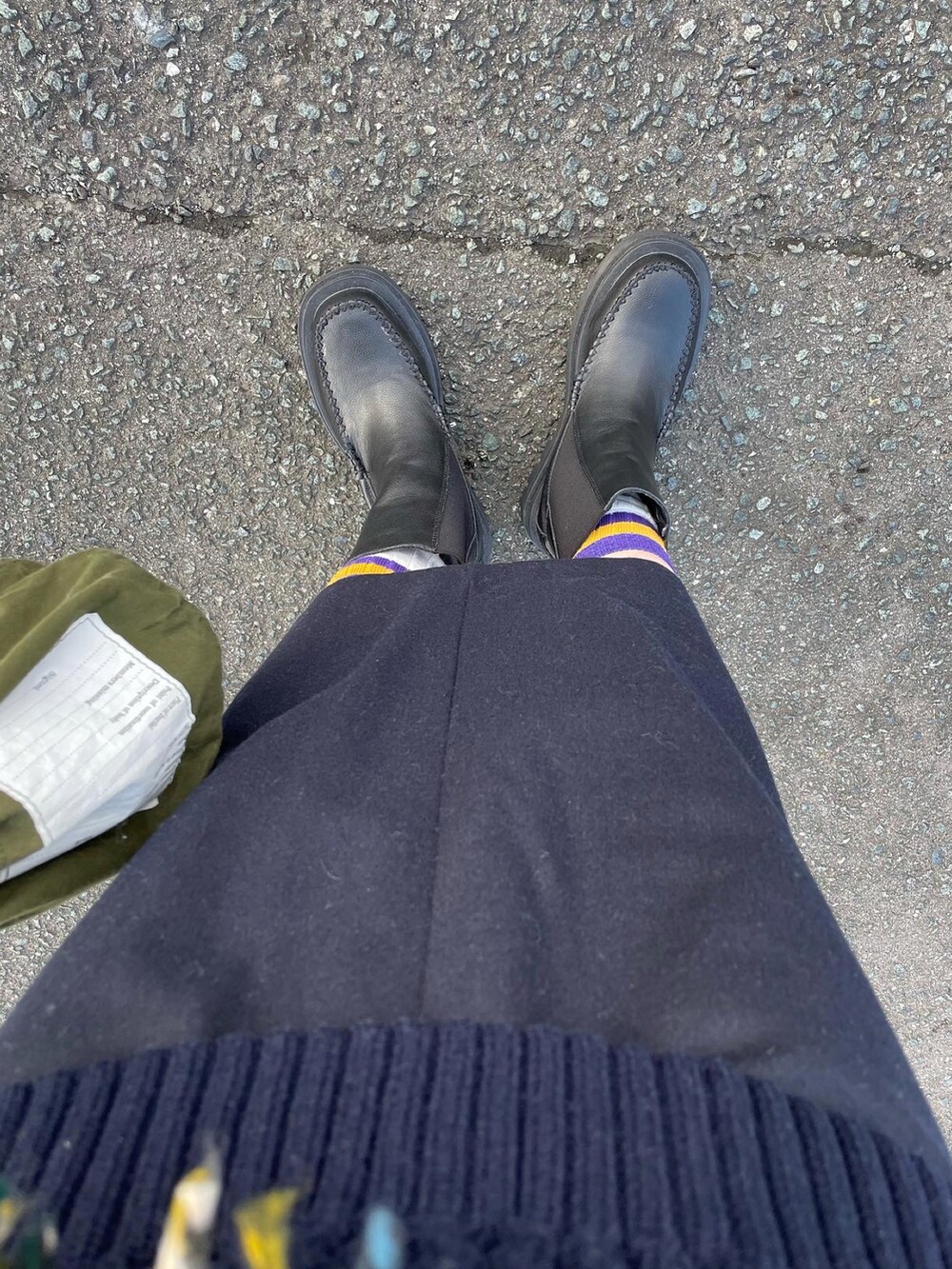 ブラック系のブーツを着用したレディースの冬コーディネートの3枚目の写真