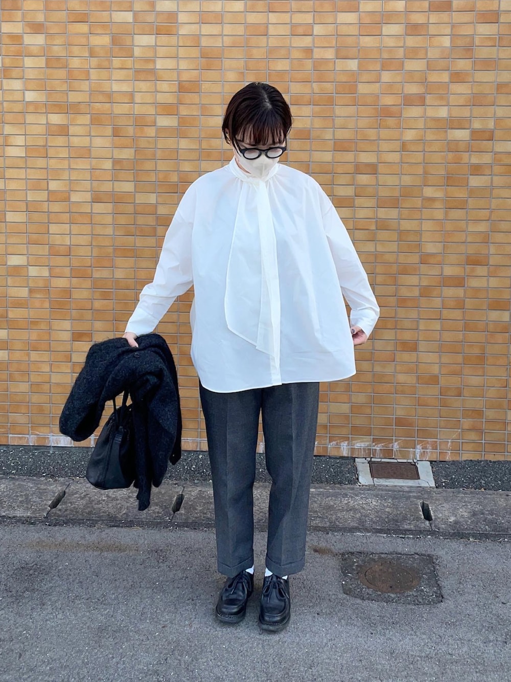 ホワイト系のシャツ/ブラウスを着用したレディースの秋コーディネートの2枚目の写真