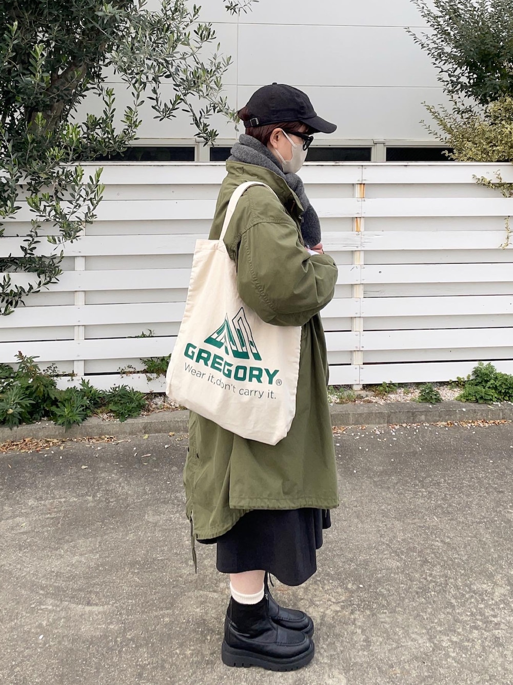 ブラック系のブーツ、グリーン系のモッズコートを着用したレディースの冬コーディネートの2枚目の写真