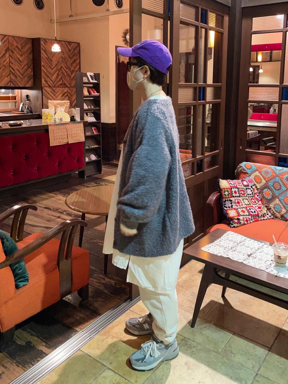 パープル系のカーディガン/ボレロ、グレー系のスニーカーを着用したレディースの秋コーディネートの2枚目の写真