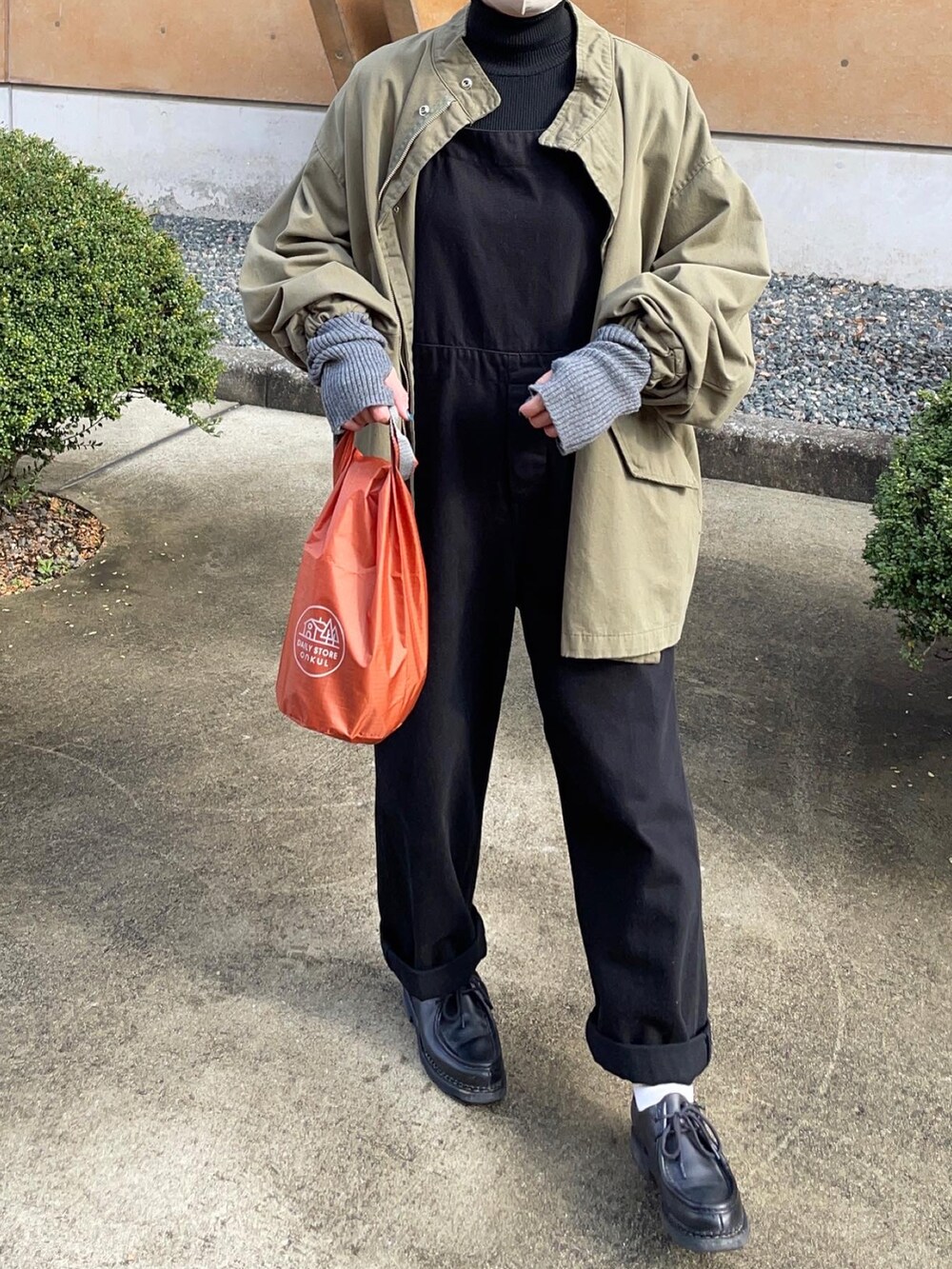 ブラック系のニット/セーターを着用したレディースの秋コーディネートの2枚目の写真