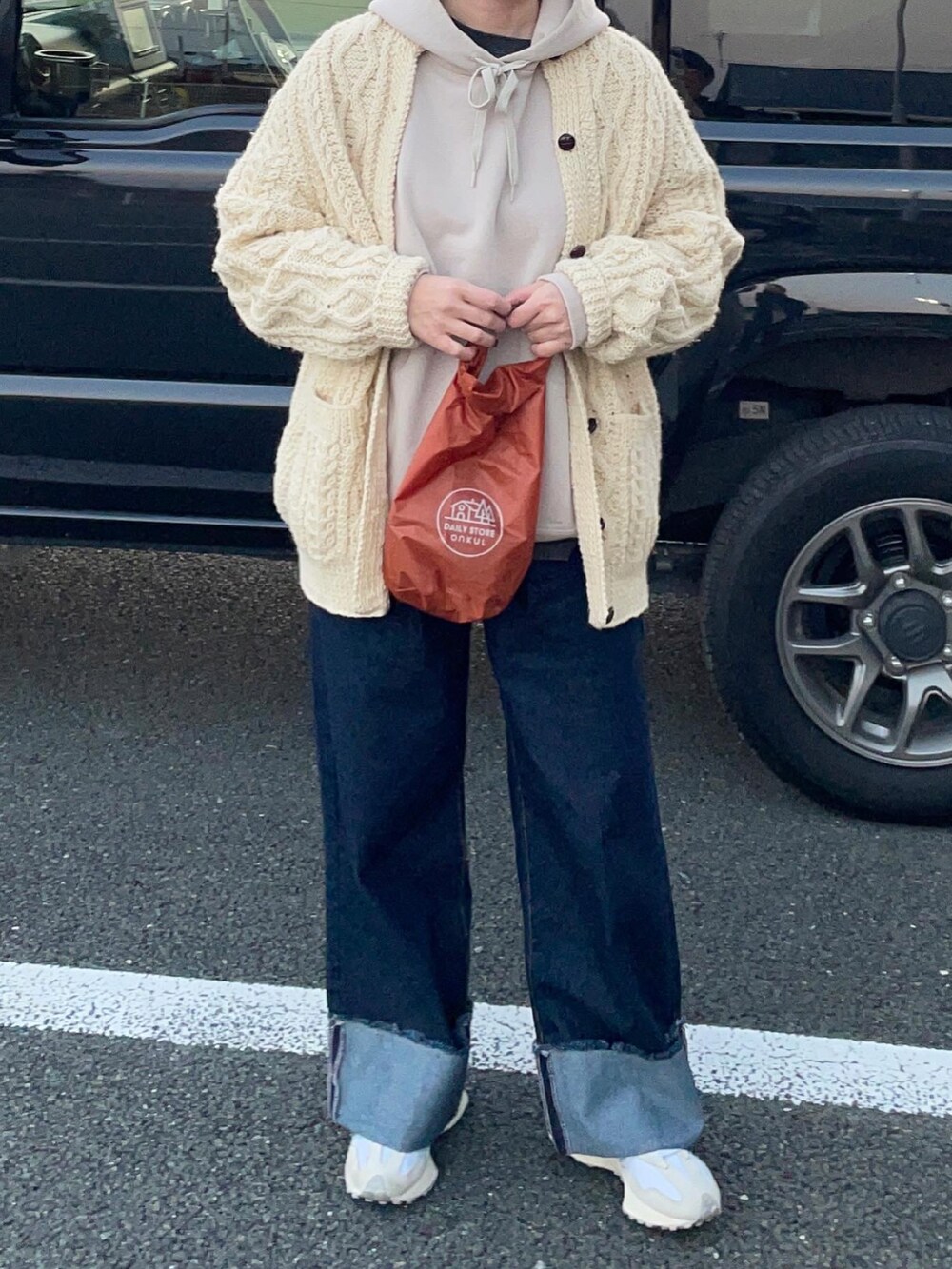 ブルー系のデニムパンツを着用したレディースの冬コーディネートの3枚目の写真