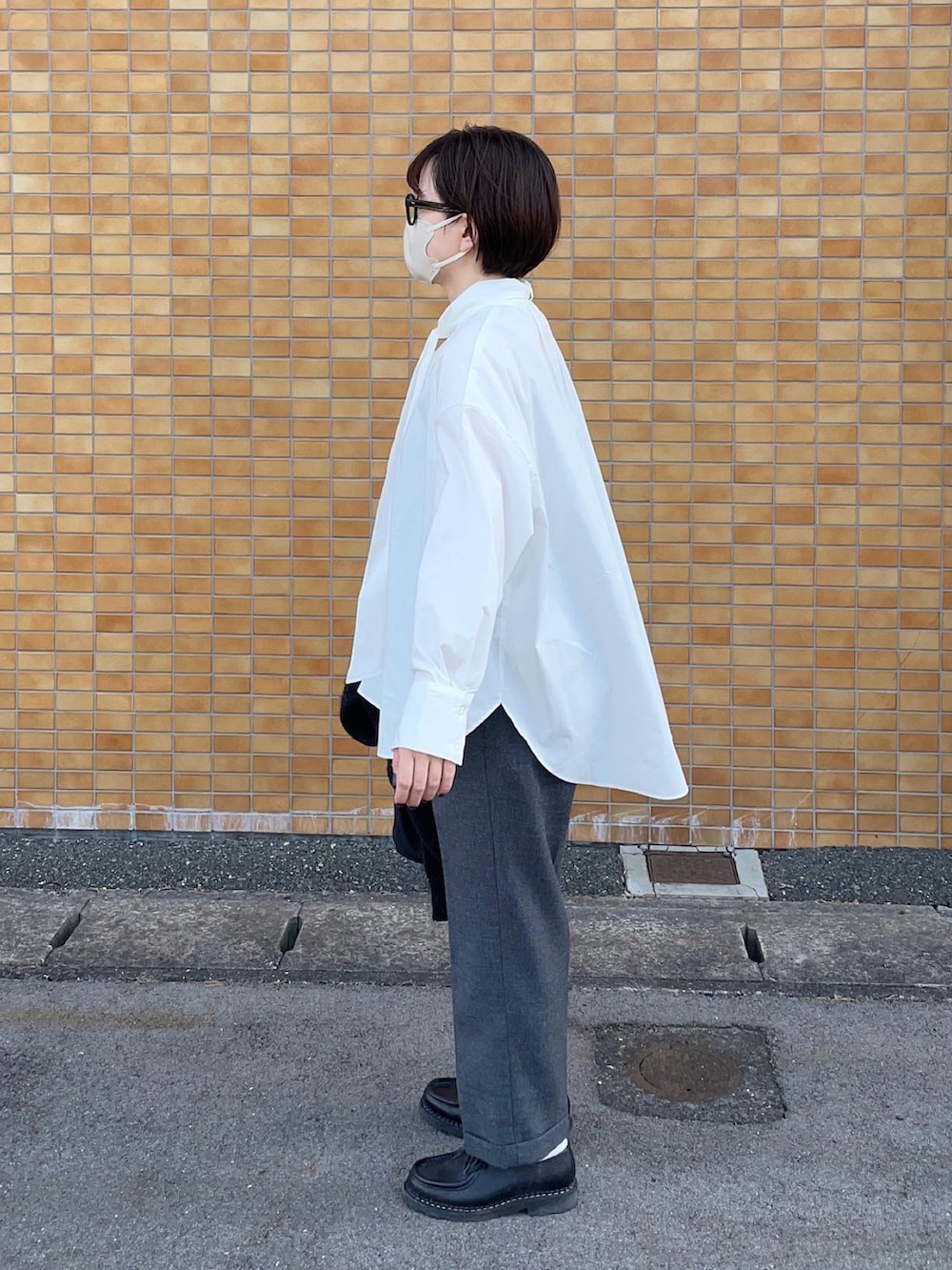 ホワイト系のシャツ/ブラウスを着用したレディースの秋コーディネートの3枚目の写真