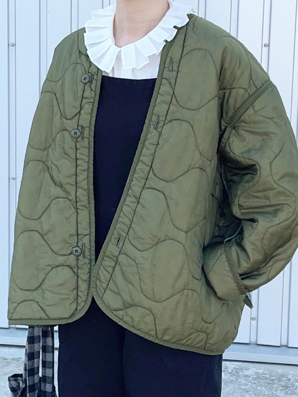 ホワイト系のシャツ/ブラウスを着用したレディースの秋コーディネートの3枚目の写真