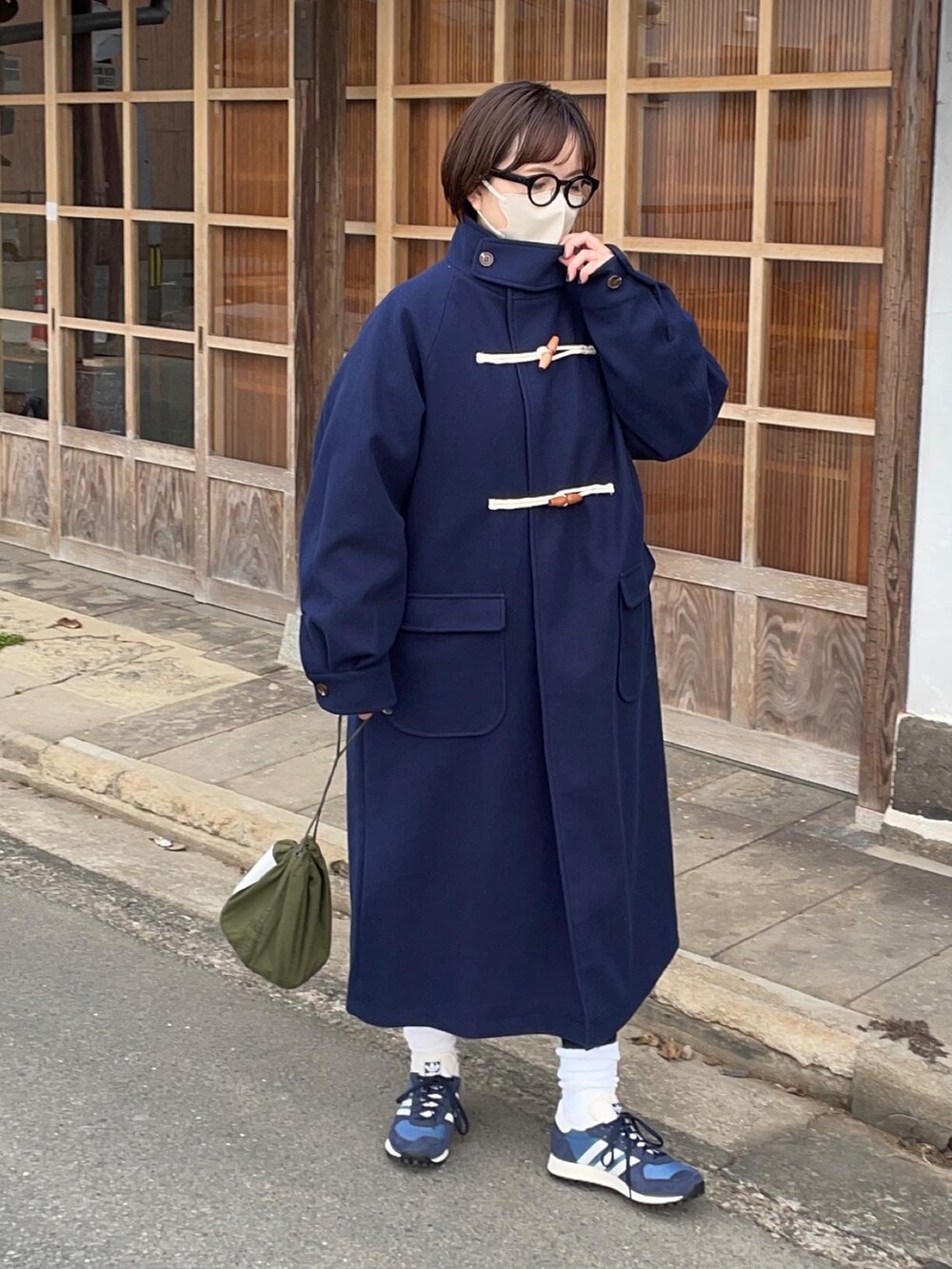 ブルー系のダッフルコートを着用したレディースの冬コーディネートの3枚目の写真