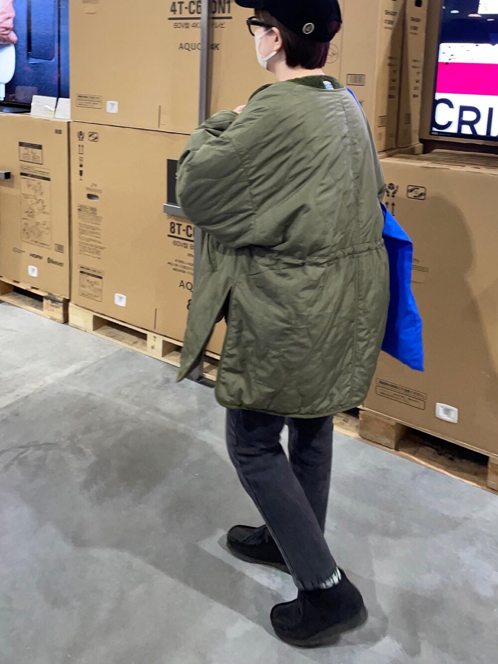 グリーン系のその他アウター、ブラック系のその他アウターを着用したレディースの冬コーディネートの2枚目の写真