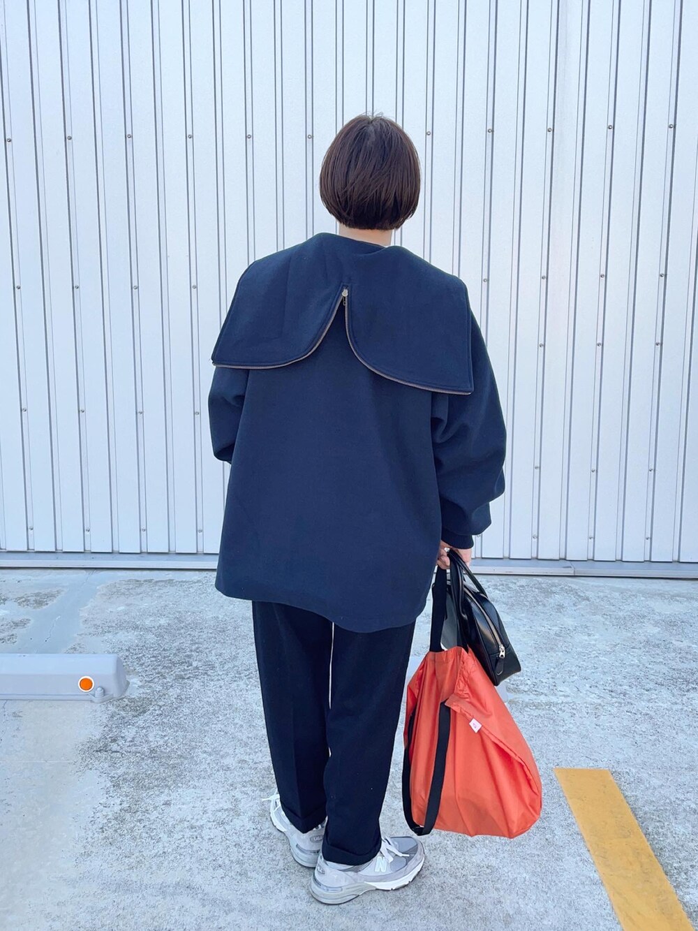 ブルー系のブルゾン、ホワイト系のシャツ/ブラウスを着用したレディースの冬コーディネートの2枚目の写真