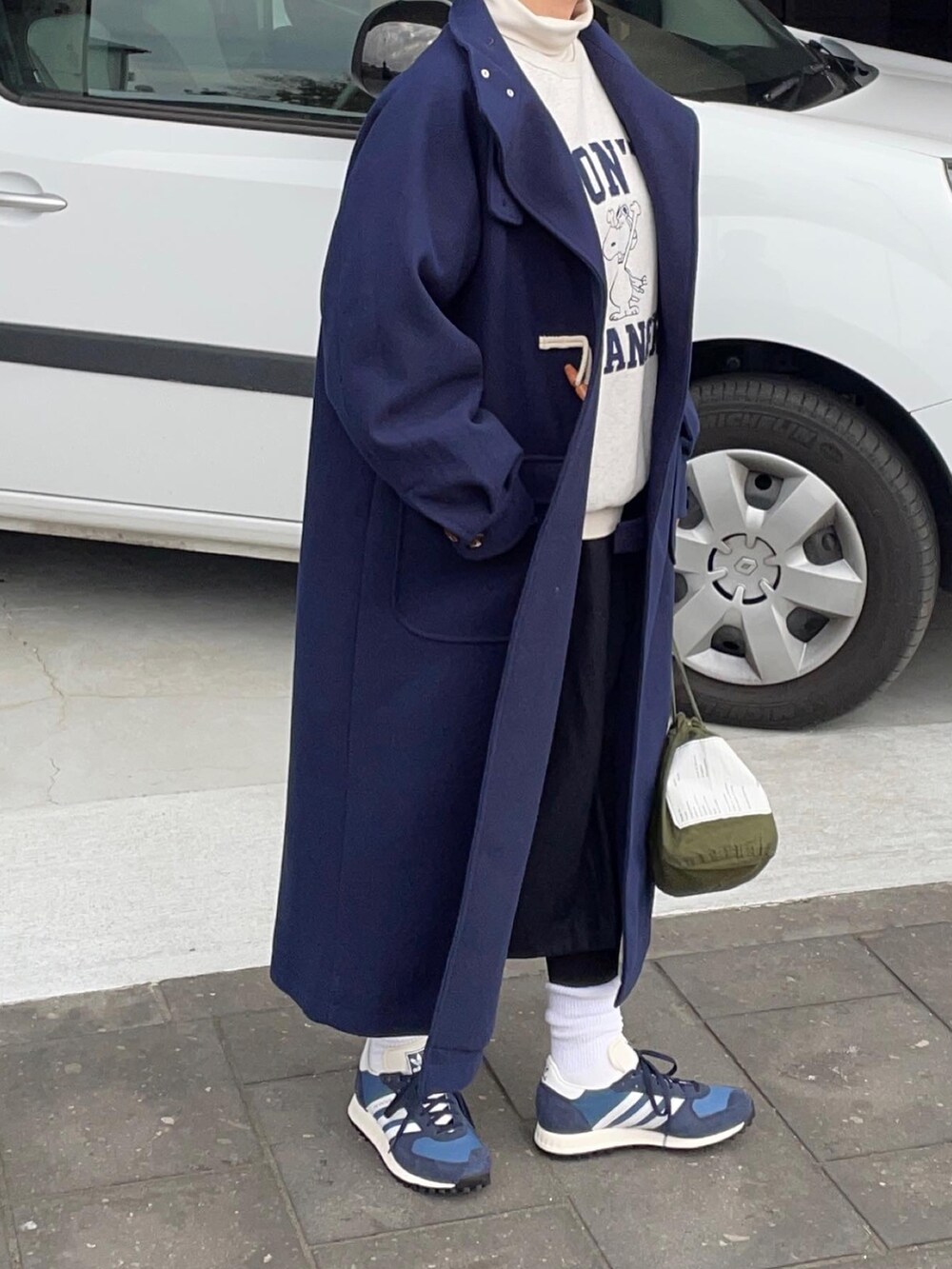 ブルー系のダッフルコートを着用したレディースの冬コーディネートの2枚目の写真