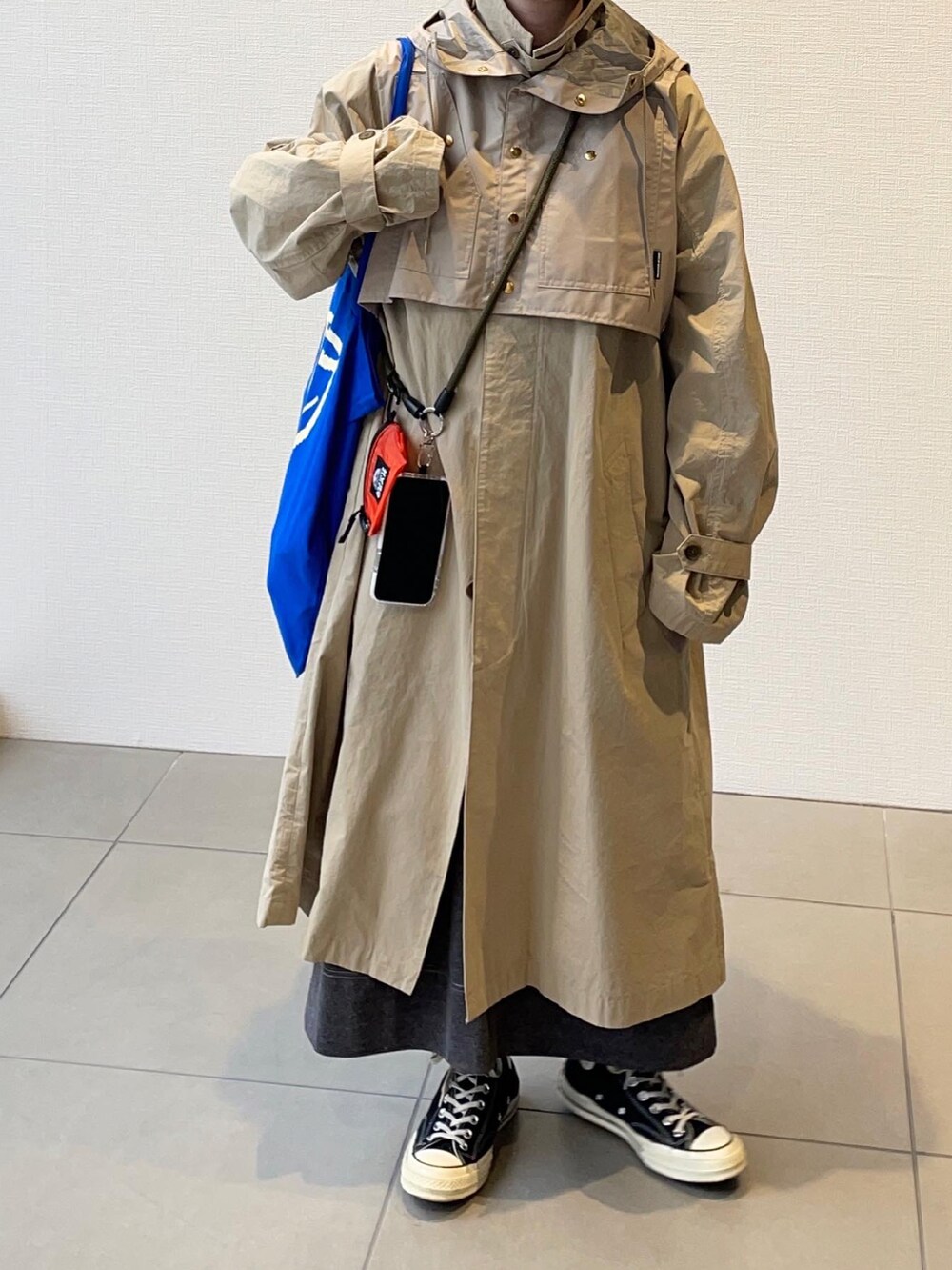 ブラック系のワンピースを着用したレディースの秋コーディネートの2枚目の写真