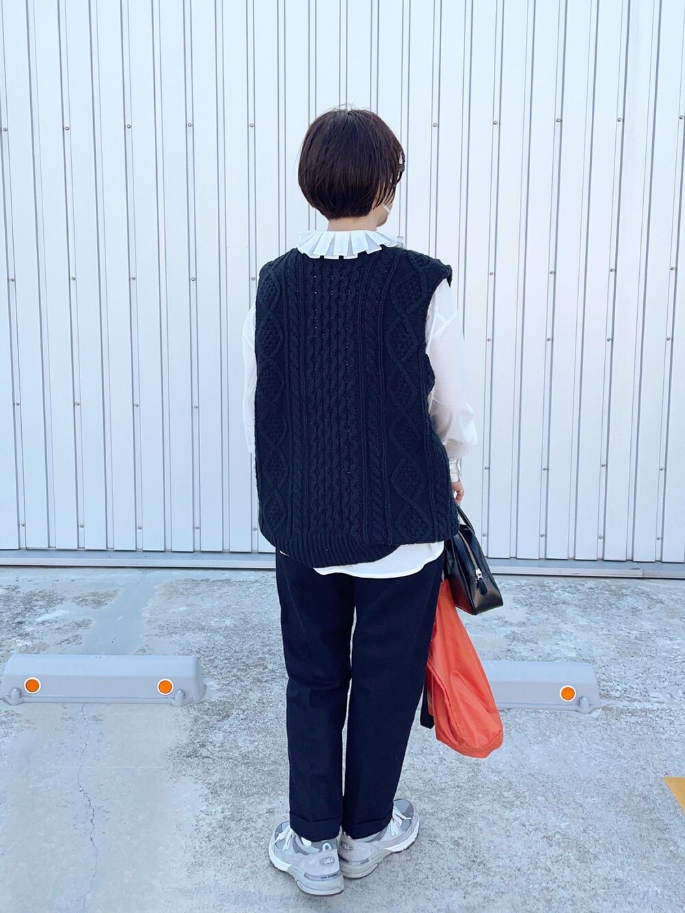 ホワイト系のシャツ/ブラウス、グレー系のスニーカーを着用したレディースの秋コーディネートの2枚目の写真