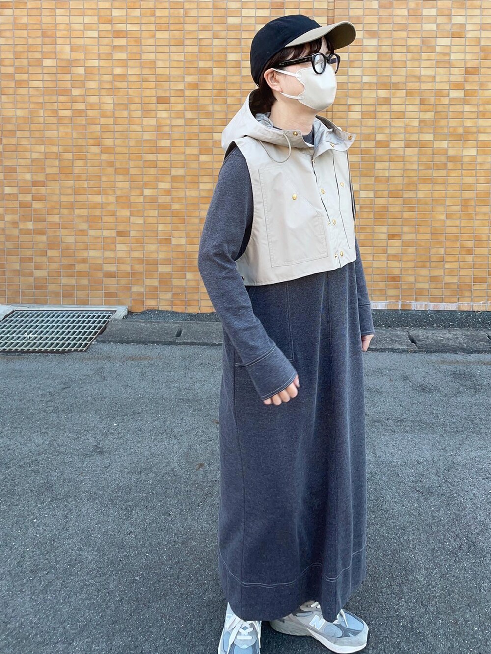 ブラック系のワンピースを着用したレディースの秋コーディネートの3枚目の写真