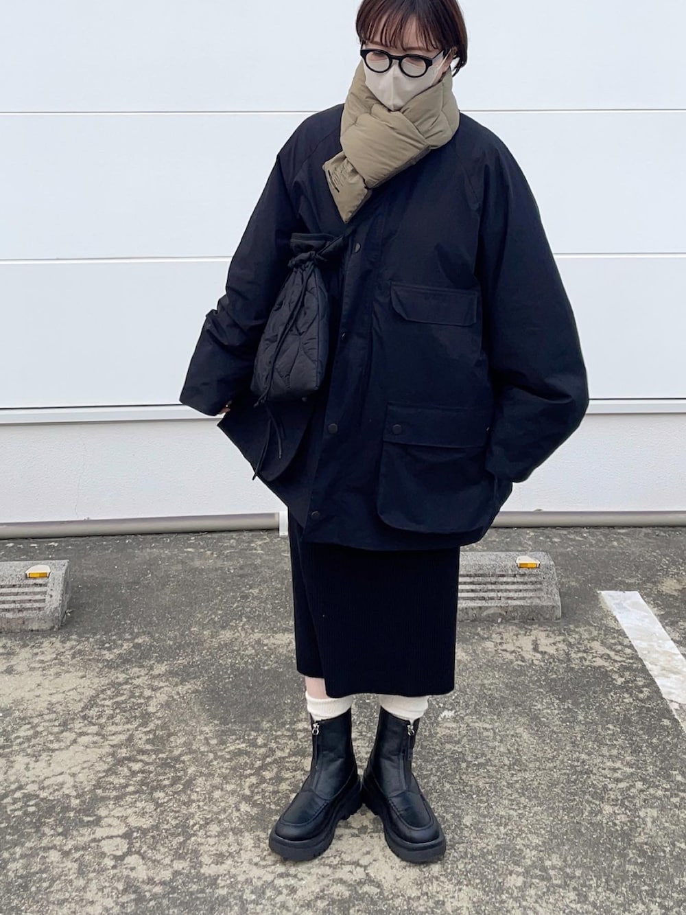 ブラック系のブーツを着用したレディースの冬コーディネートの2枚目の写真