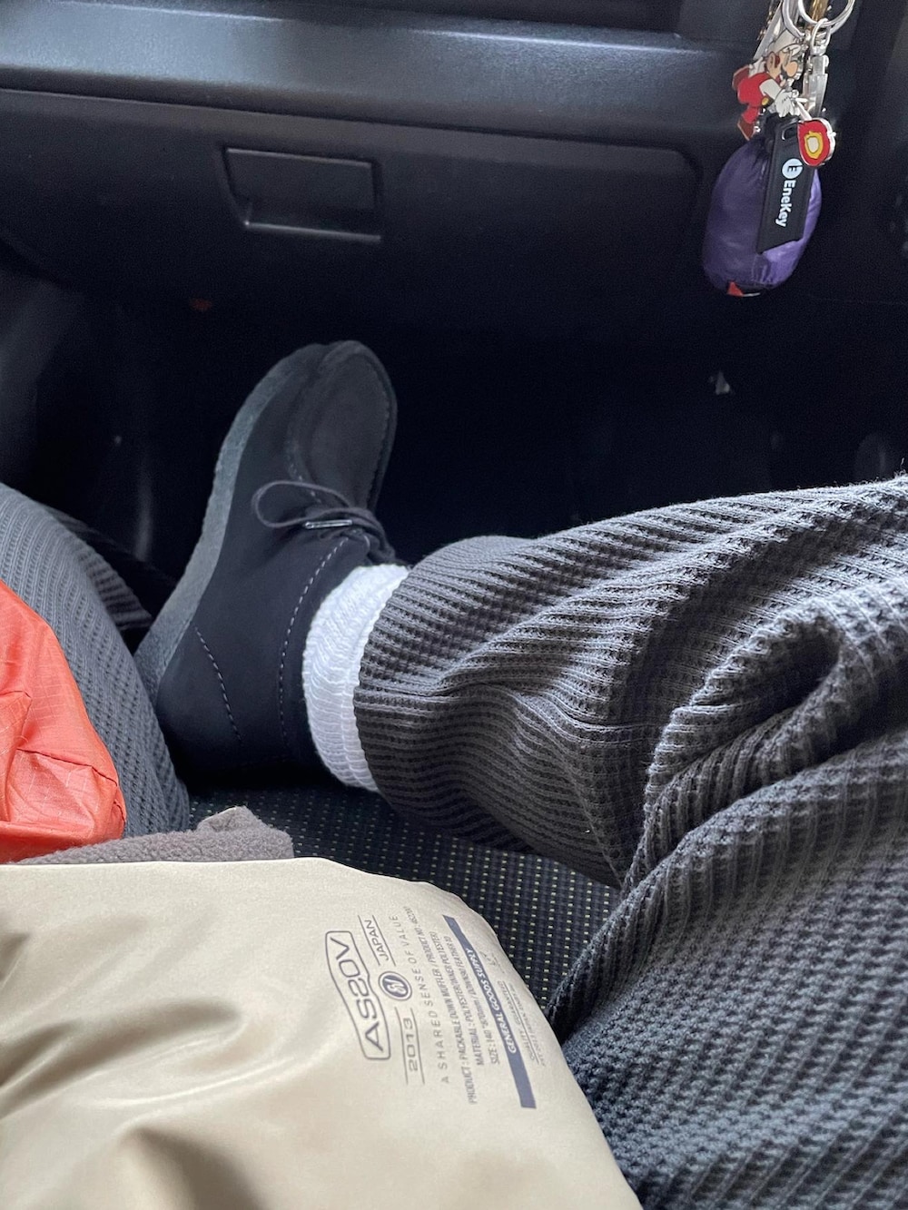 グレー系のその他パンツ、ブラック系のブーツを着用したレディースの冬コーディネートの4枚目の写真