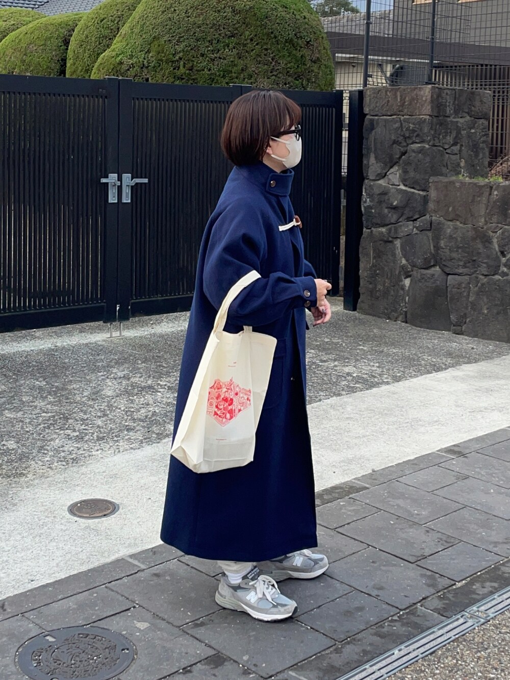 ブルー系のダッフルコートを着用したレディースの冬コーディネートの3枚目の写真