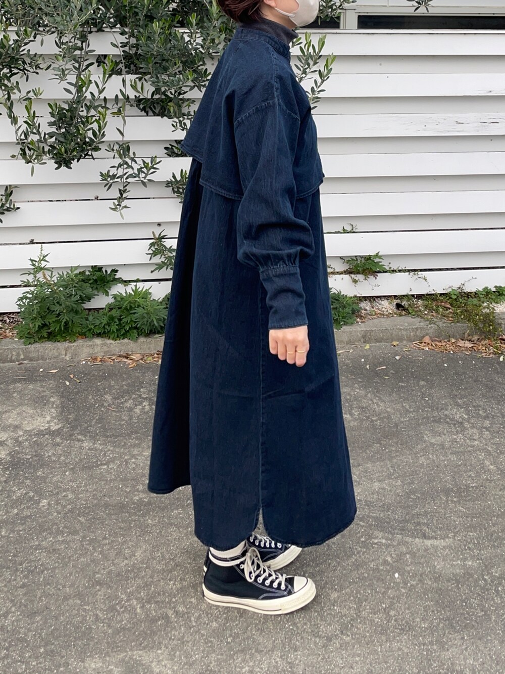 ブルー系のワンピースを着用したレディースの冬コーディネートの3枚目の写真