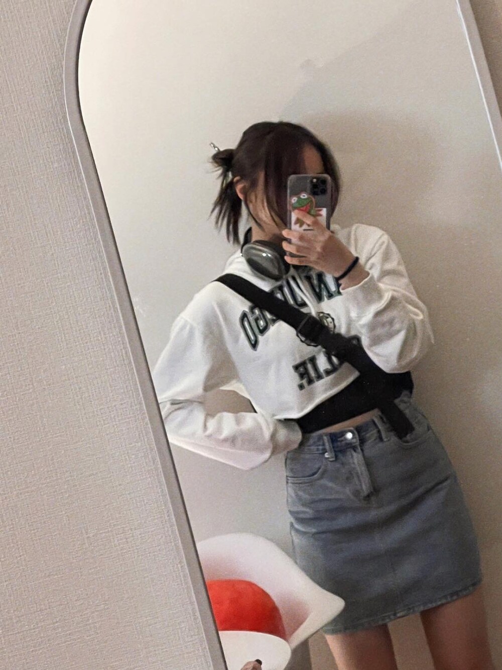「秋服、大人カジュアル、今日のコーデ、お洒落さんとつながりたい、冬コーデ、スカート、韓国ファッション、韓国コーデ、クロップドトップス、デニムスカート、カジュアルコーデ、ストリート」｜「whoauのアイテム（パーカー、ホワイト系）」を使った、en__674_さん（レディース・163cm）の秋コーディネートの2枚目の写真
