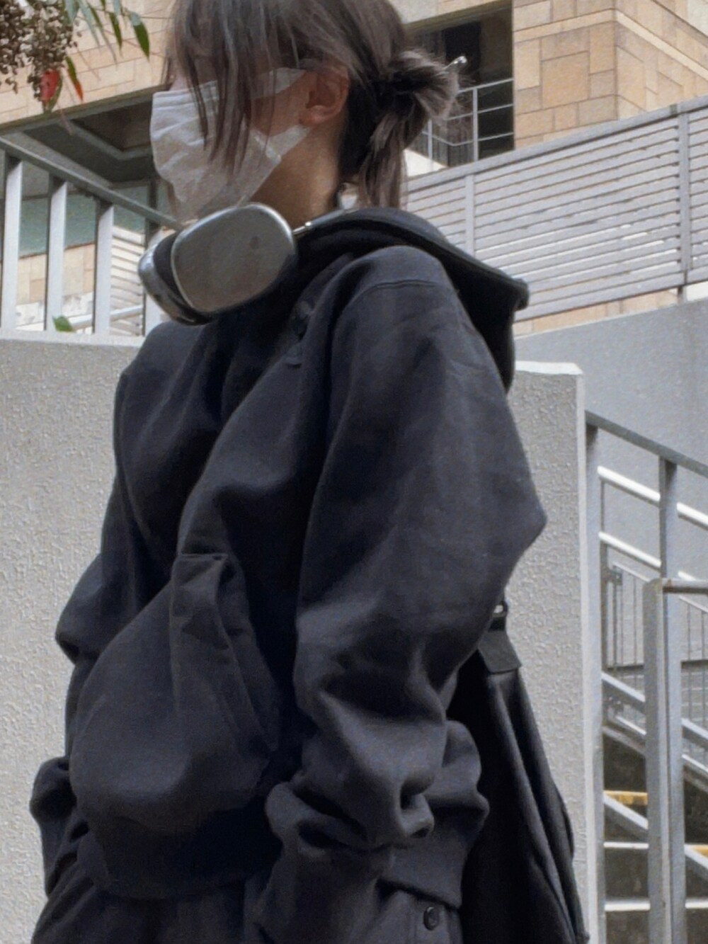「秋冬コーデ、ゆったりコーデ、休日スタイル、モノトーン、冬コーデ、韓国ファッション、韓国コーデ、おしゃれさんと繋がりたい、韓国好きな人と繋がりたい、ヘッドホン」｜「adidas Originalsのアイテム（スウェットパンツ、ブラック系）」を使った、en__674_さん（レディース・163cm）の秋コーディネートの3枚目の写真