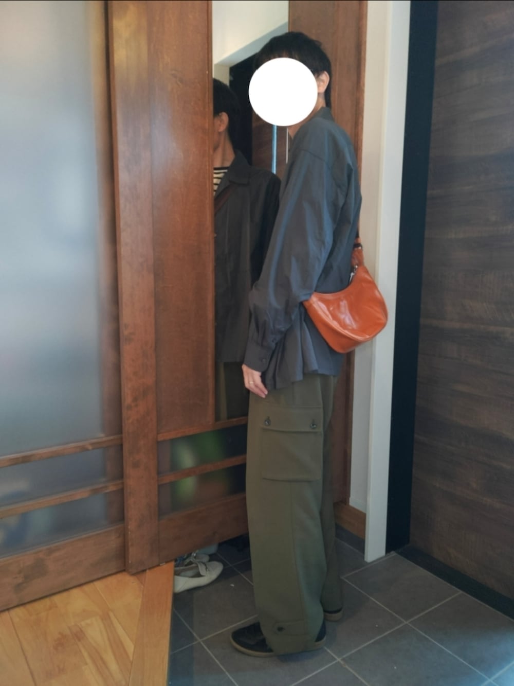「春ファッション、春コーデ、レザーバッグ、オレンジ、ジャーマントレーナー、カーゴパンツ、ボーダー、オープンカラーシャツ、オトナカジュアル、カジュアルコーデ、UNIQLO」｜「PUBLIC TOKYOのM-47エフォレートレスカーゴパンツ（カーゴパンツ、グリーン系）」を使った、トロさん（メンズ・178cm）の春コーディネートの2枚目の写真