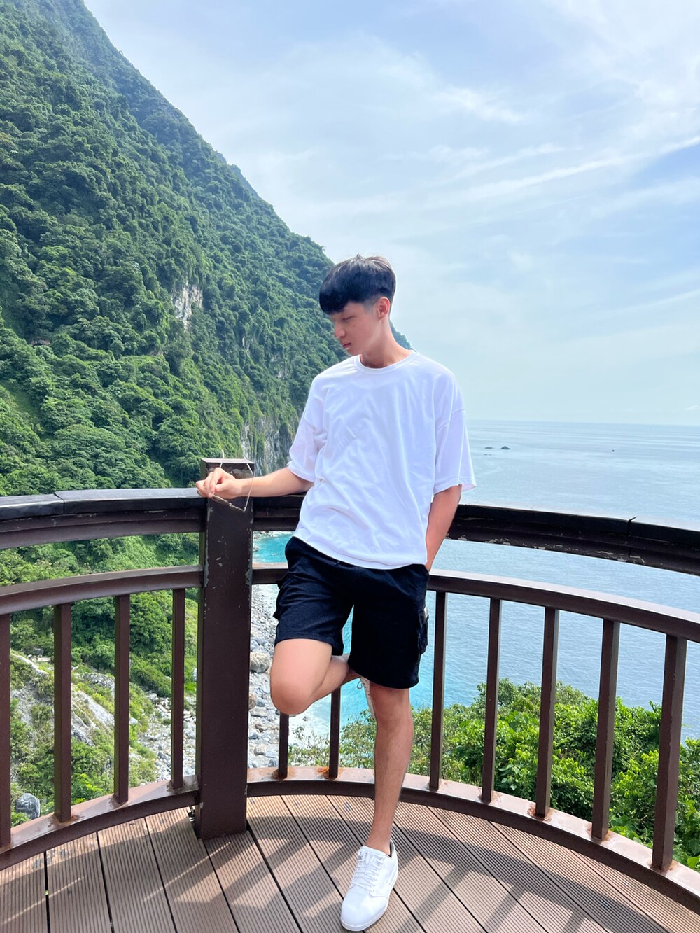 オレンジ系のサングラスを着用したメンズの秋コーディネートの2枚目の写真