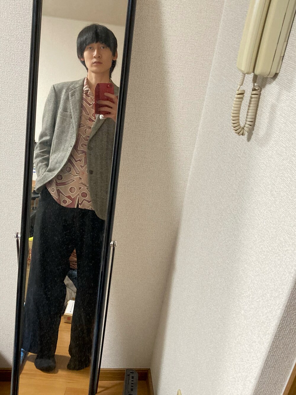 「春服コーデ、メンズコーデ、春、スラックス、ツイードジャケット、柄シャツ、古着MIX、古着、スーツスタイル、イージーパンツ、テーラードジャケット、シャツスタイル、70's、小森田天神、UNIQLO」|「70's Takashimayaのアイテム(テーラードジャケット、グレー系)」を使った、小森田 天神さん(メンズ・168cm)の春コーディネートの2枚目の写真