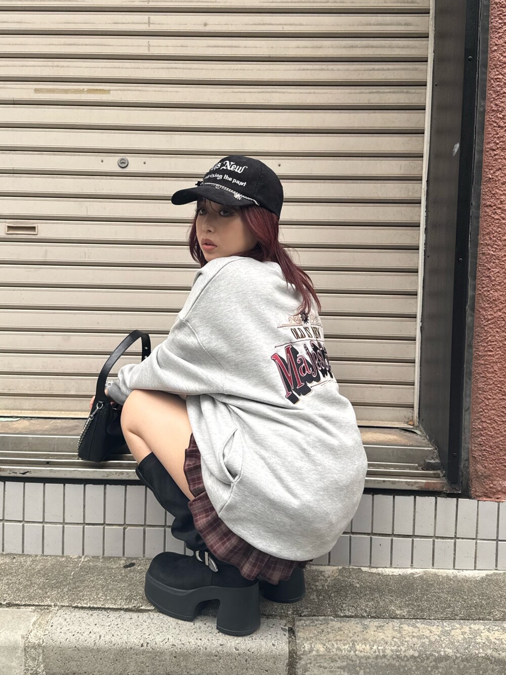 グレー系のスウェット、ブラック系のブーツを着用したレディースの夏コーディネートの4枚目の写真