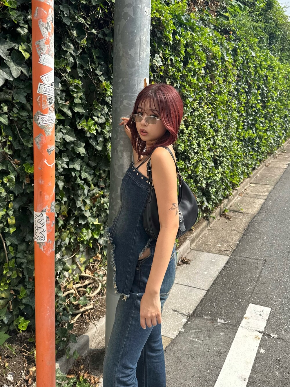 ブルー系のキャミソール、ブルー系のデニムパンツ、ブルー系のパンプスを着用したレディースの夏コーディネートの5枚目の写真