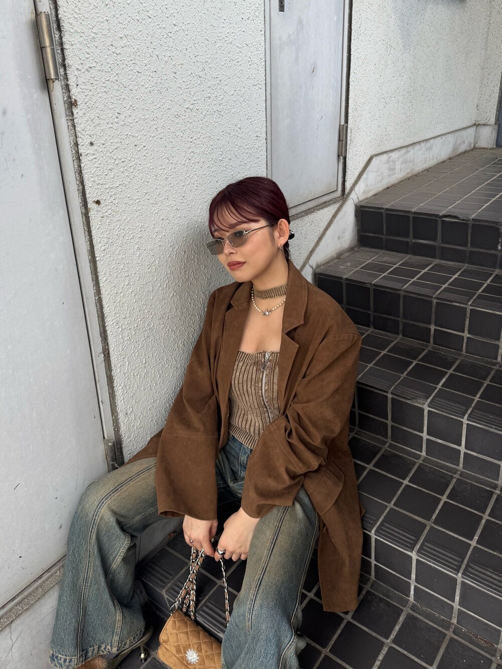 ブラウン系のニット/セーター、イエロー系のテーラードジャケット、ブルー系のデニムパンツを着用したレディースの夏コーディネートの5枚目の写真