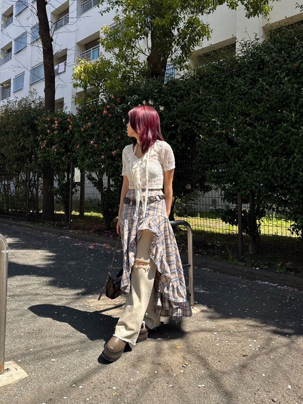 ホワイト系のTシャツ/カットソー、ベージュ系のスカート、ベージュ系のデニムパンツを着用したレディースの春コーディネートの2枚目の写真