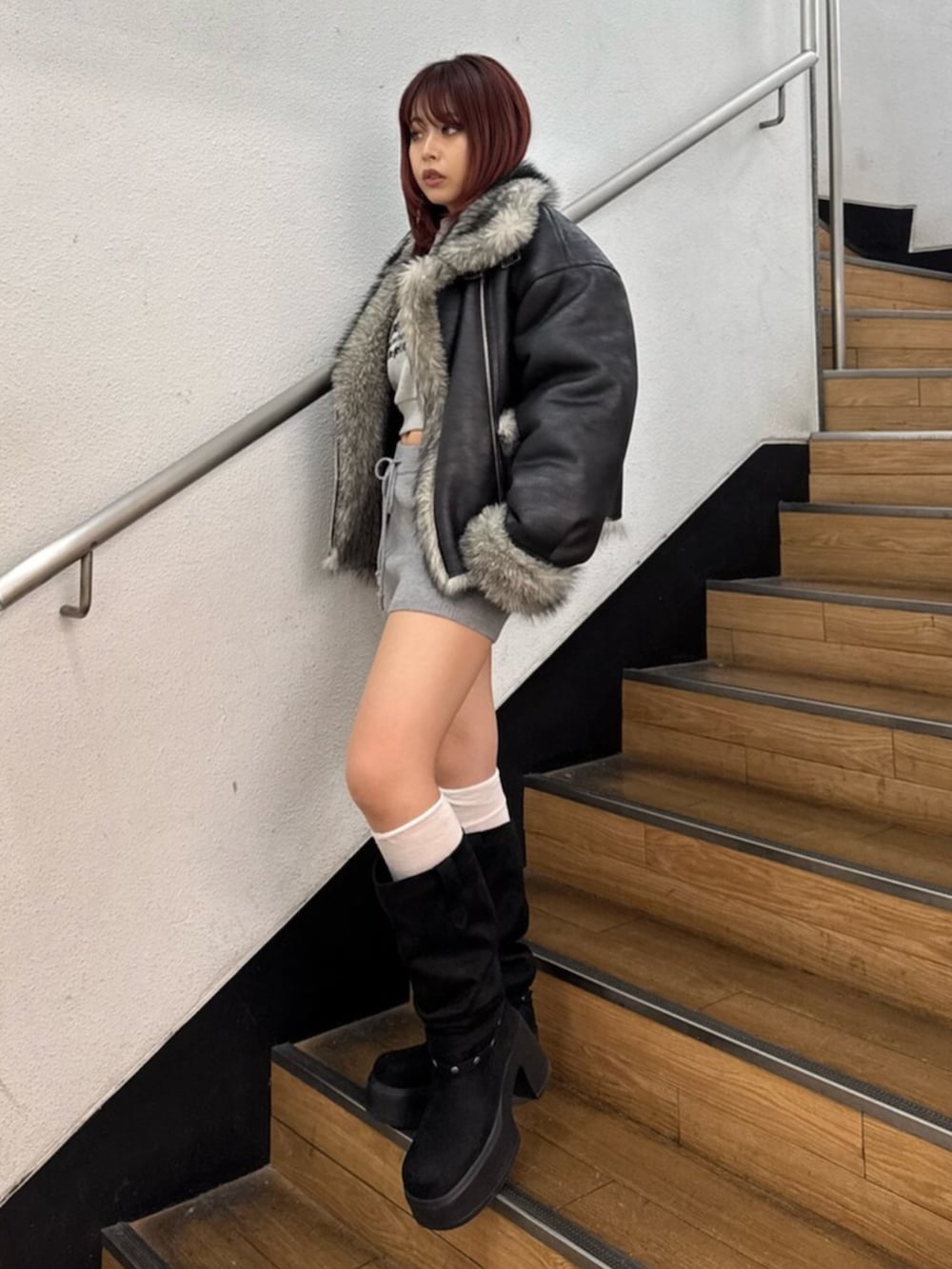 ブラック系のブーツ、グレー系のその他パンツ、ブラック系のブルゾンを着用したレディースの秋コーディネートの3枚目の写真