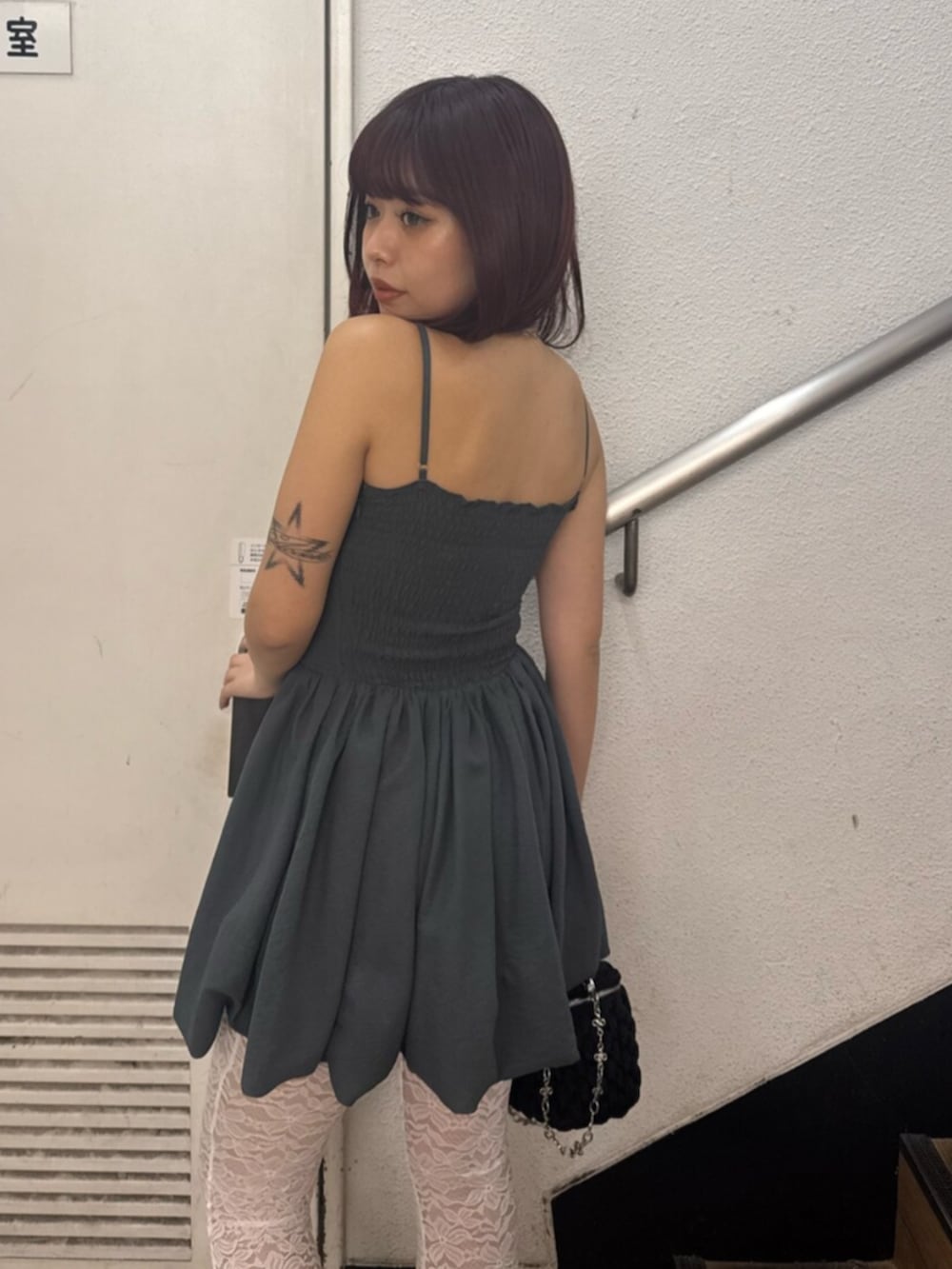 ホワイト系のサンダル、グレー系のワンピース、ホワイト系のその他パンツを着用したレディースの春コーディネートの5枚目の写真