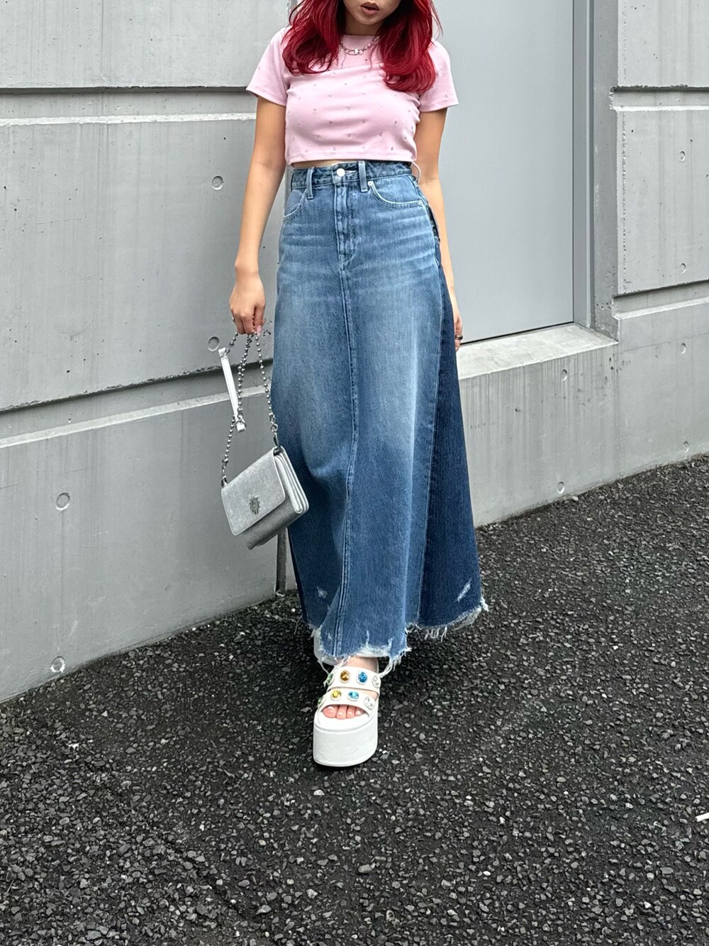 ピンク系のTシャツ/カットソー、ホワイト系のサンダル、シルバー系のショルダーバッグを着用したレディースの春コーディネートの3枚目の写真