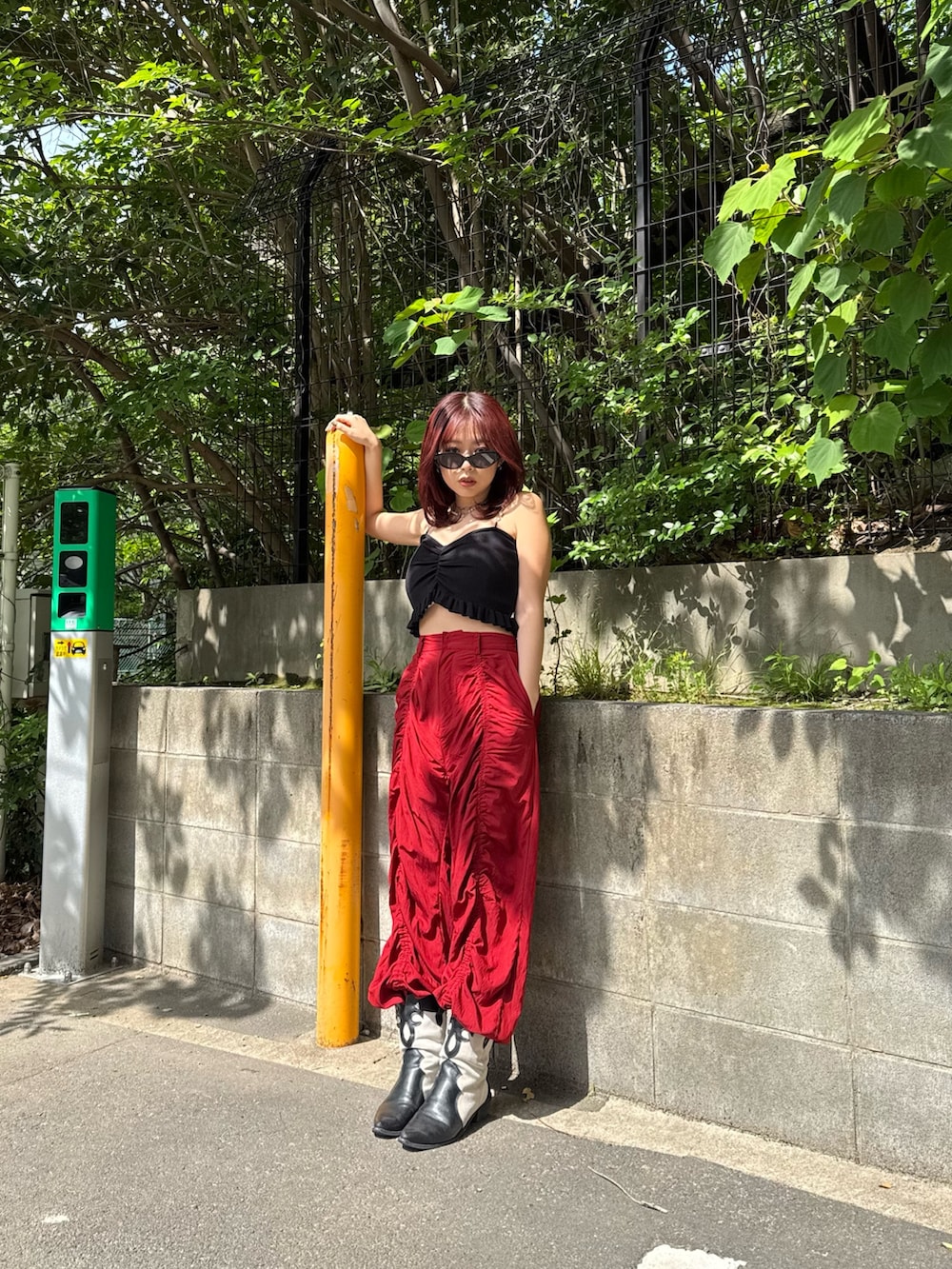 ブラック系のキャミソール、レッド系のその他パンツを着用したレディースの夏コーディネートの3枚目の写真