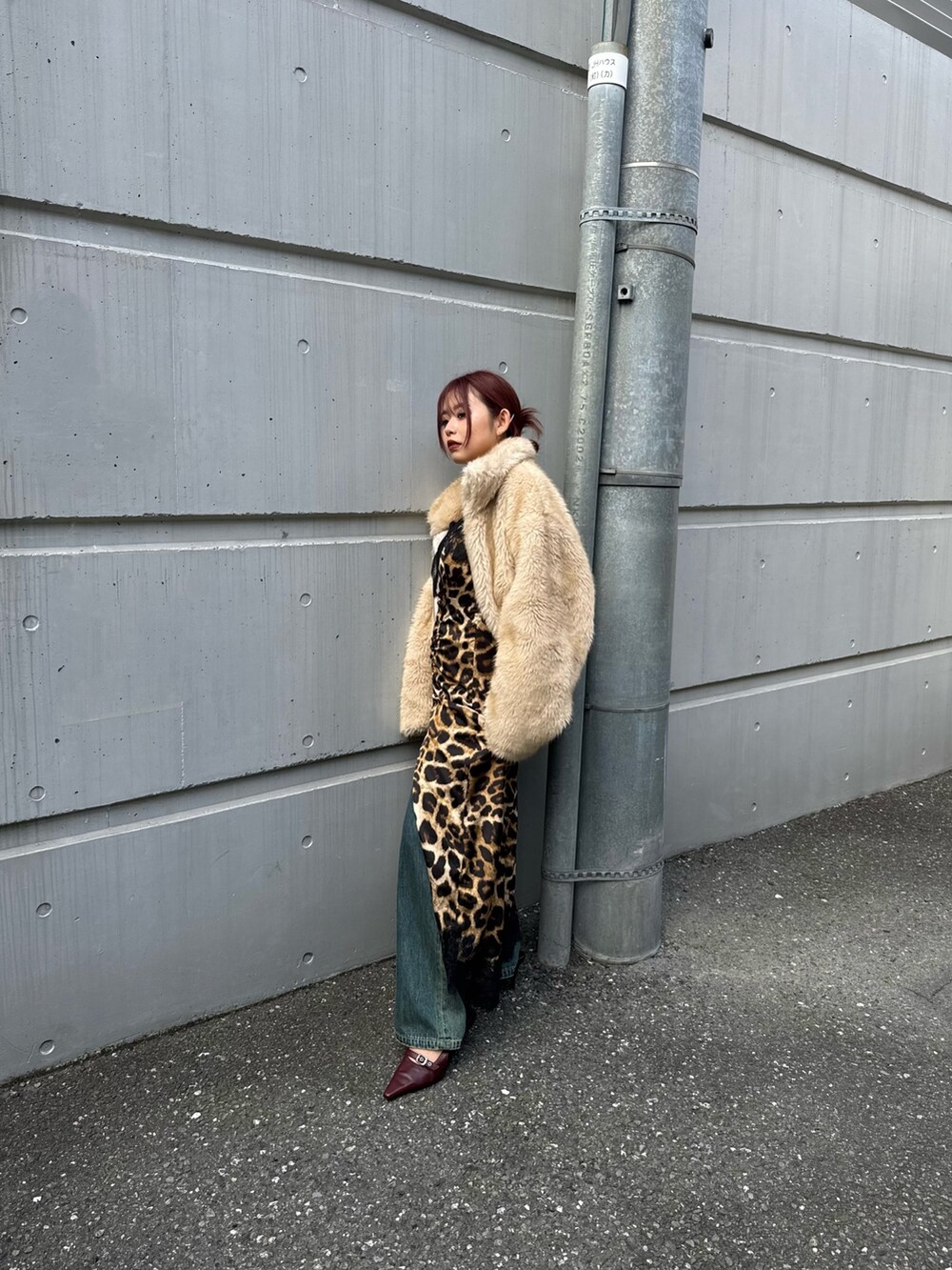 ベージュ系のブルゾン、その他のワンピース、ブルー系のデニムパンツを着用したレディースの秋コーディネートの2枚目の写真