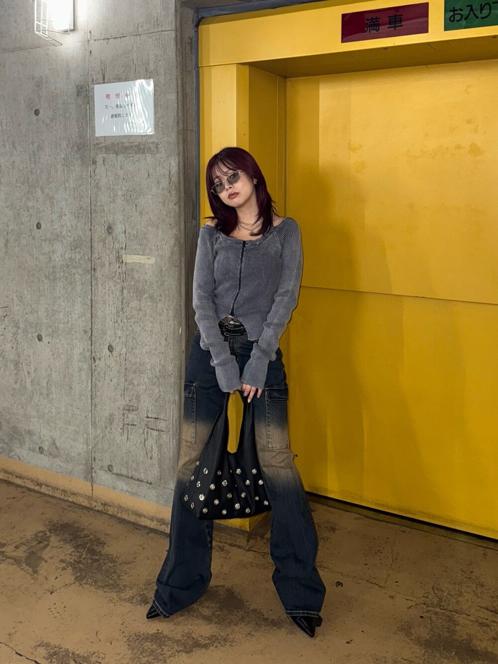 ブルー系のニット/セーター、ブルー系のデニムパンツ、ブラック系のパンプスを着用したレディースの夏コーディネートの2枚目の写真