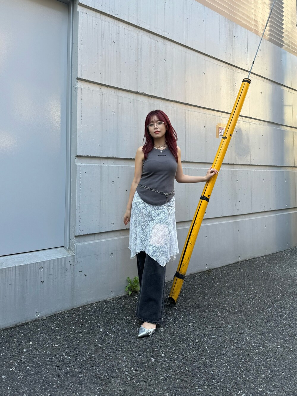 ブラック系のタンクトップ、ブラック系のデニムパンツを着用したレディースの夏コーディネートの2枚目の写真