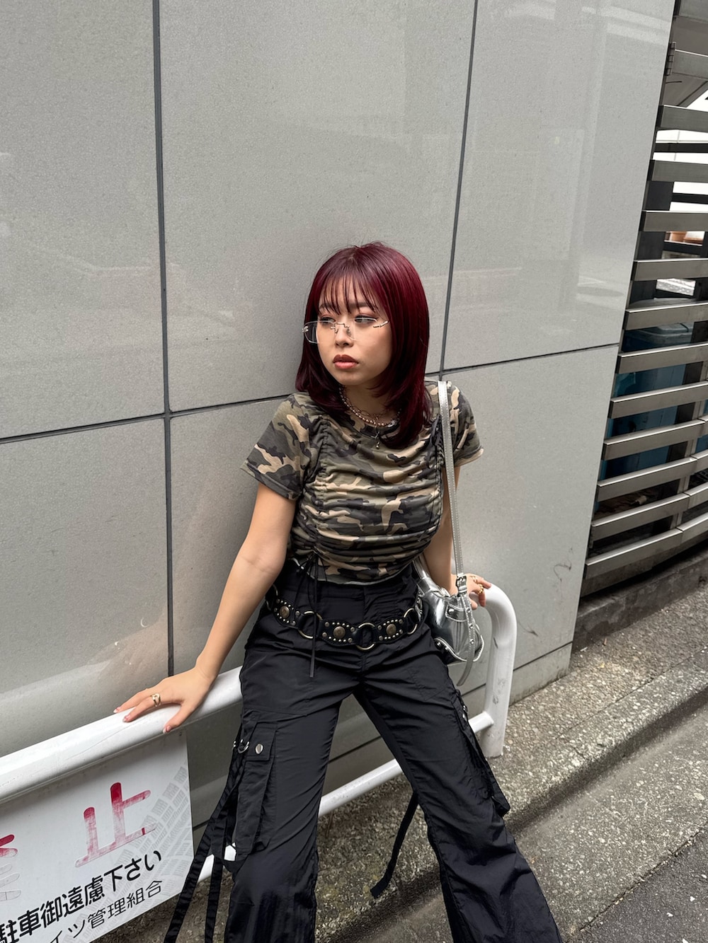 グリーン系のTシャツ/カットソー、ブラック系のカーゴパンツ、ブラック系のスニーカーを着用したレディースの春コーディネートの4枚目の写真