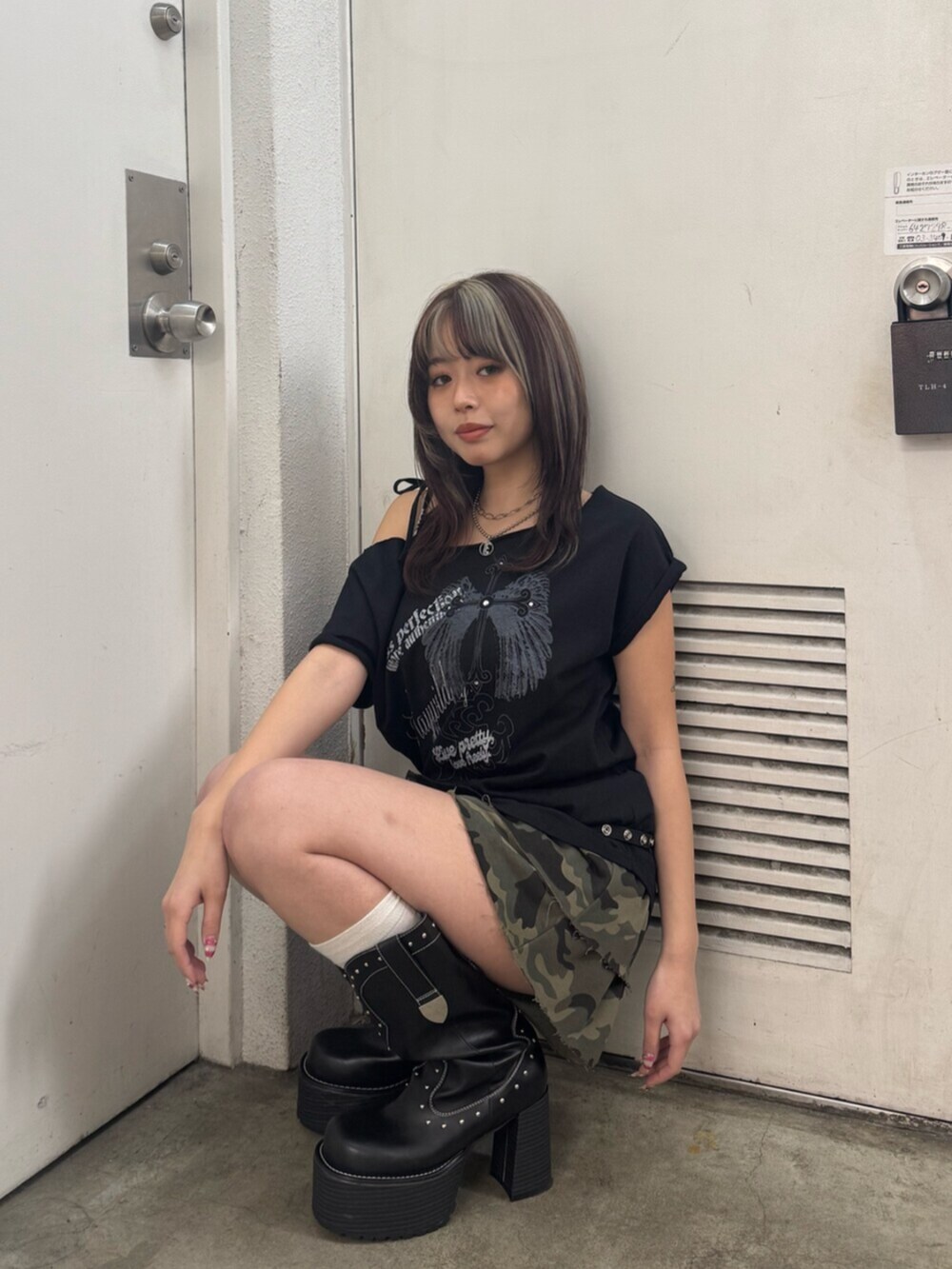 ブラック系のブーツ、ブラック系のTシャツ/カットソー、その他のその他パンツを着用したレディースの春コーディネートの4枚目の写真